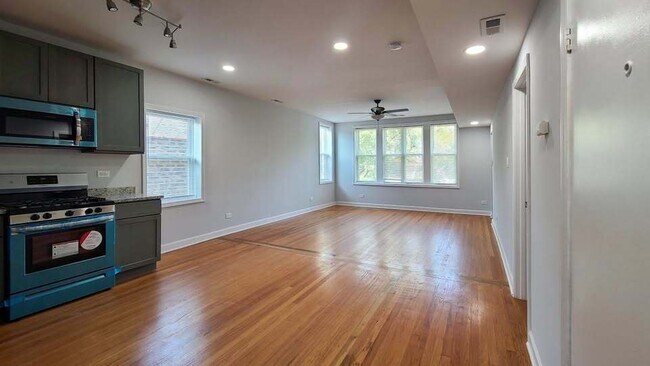 Photo - 619 E Groveland Park Unit 2W