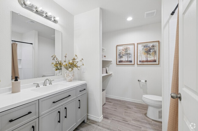 1BR, 1BA - 941SF - Primary Bathroom