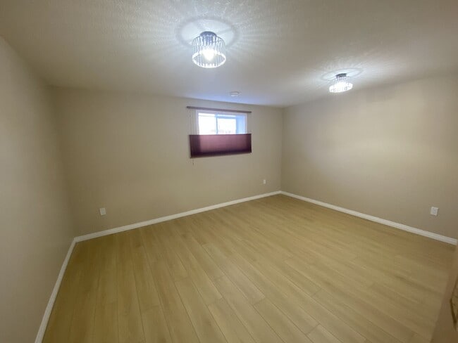 Photo - 723 Royal Crt NW