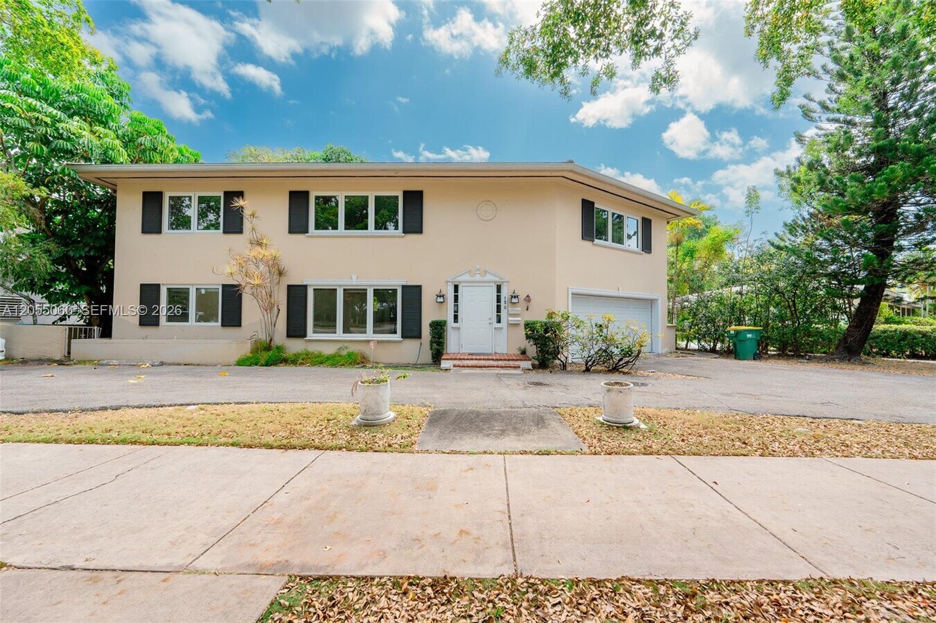 Photo - 580 University Dr