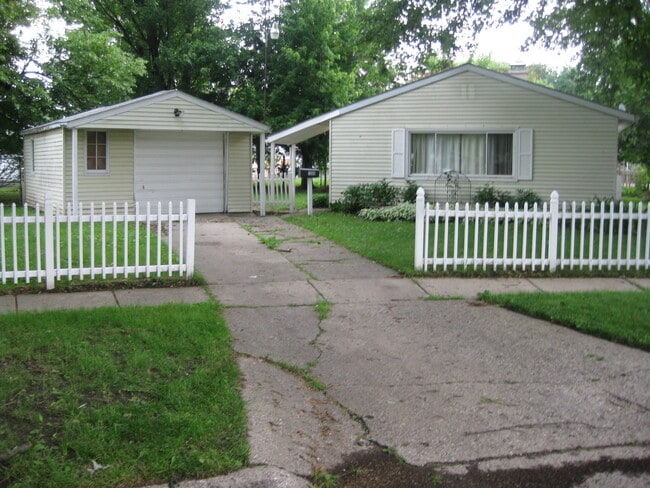 Building Photo - 1699 Wismer St Rental