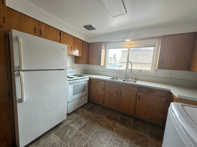 Photo - 1561 NW Highland Dr