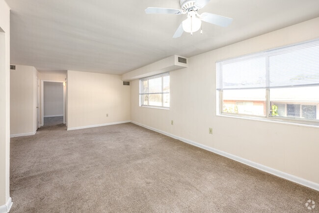 1BR, 1BA - 672SF - Dining Area
