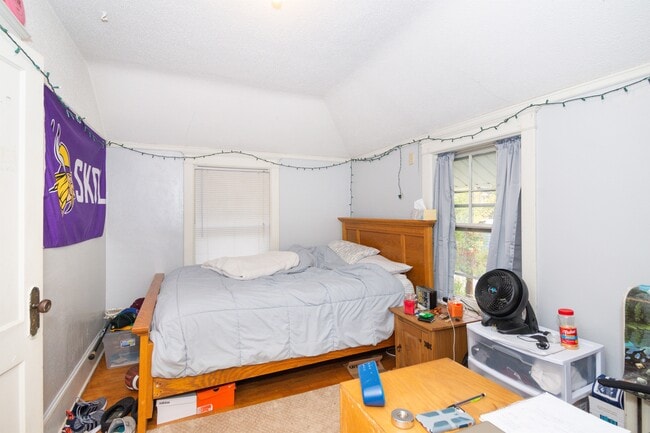 Photo - 512 N 19th Ave E