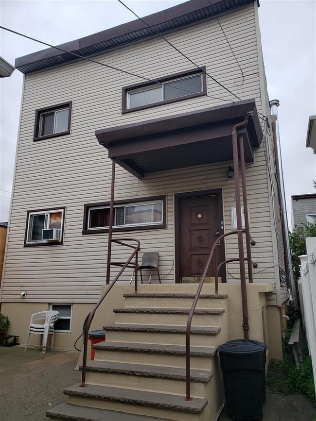 Building Photo - 728 29th St
