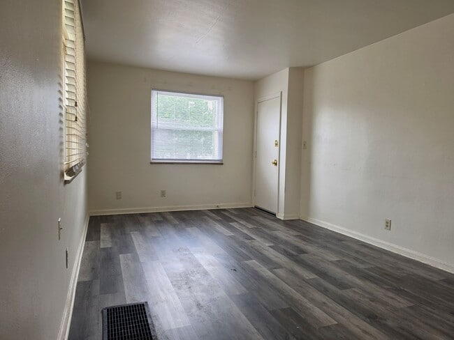 Building Photo - 433 Sandhurst Dr Unit 2