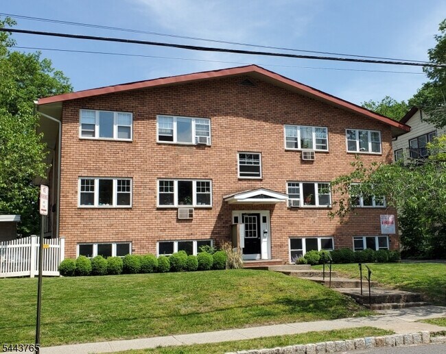 Building Photo - 35 S Willow St Unit A1