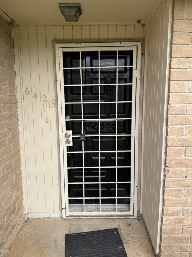 Photo - 6423 S Briar Bayou Dr