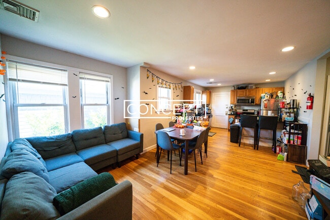 Building Photo - 4 Iroquois St Unit 2