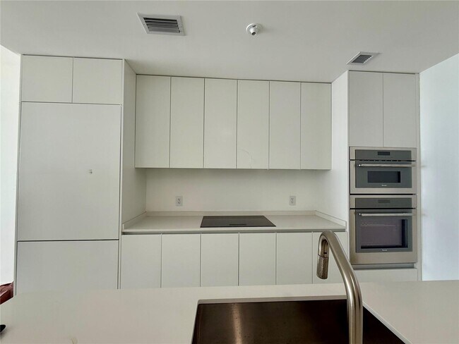 Building Photo - 700 NE 24th St Unit 5105 Rental