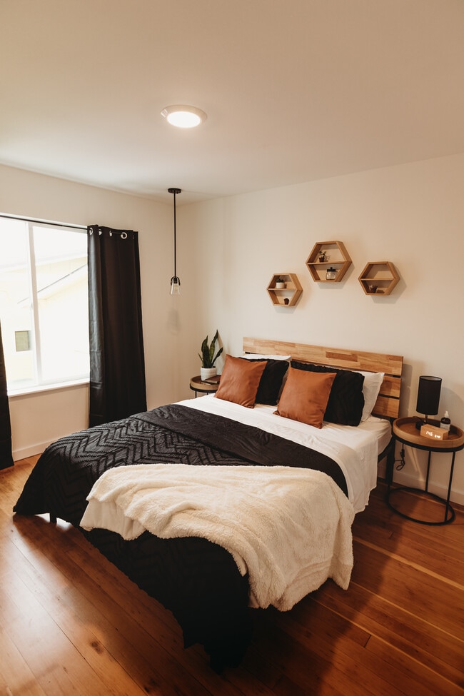 Photo - 207 E 9th St