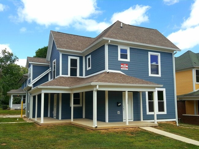 Building Photo - 301 E 10th St Unit (2025 Lease) Rental