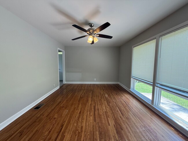 Photo - Lovely and Spacious Home in South Nashville - Garage and Fenced in Yard