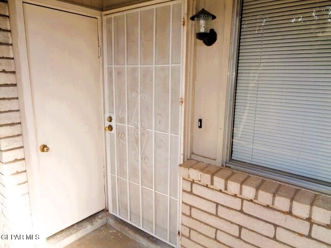 Building Photo - 3028 E Glen Dr