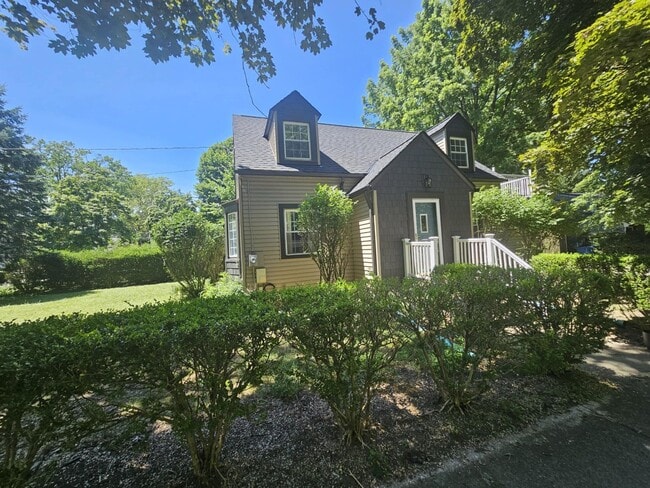 Spacious 5-Bedroom 2.5 Bath Home - Spacious 5-Bedroom 2.5 Bath Home