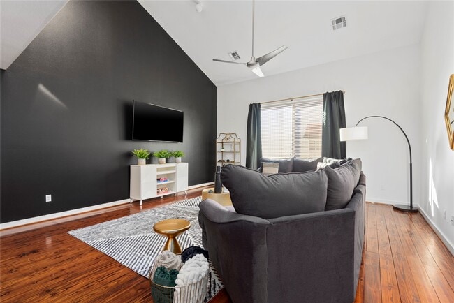 Photo - 2914 Commerce St