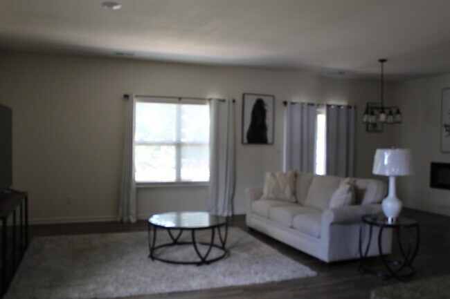 Photo - 210 Meadowland Ln