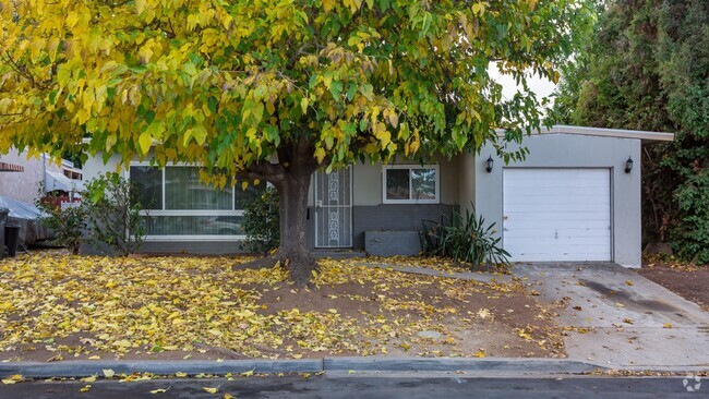 Building Photo - Traditional Home with Large Backyard!
