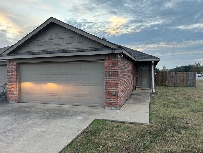 Building Photo - 1200-1202 Sironia Trail Unit 1200 Sironia Trl