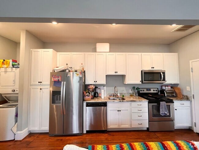 Building Photo - 101 E Clay St Unit Apt B