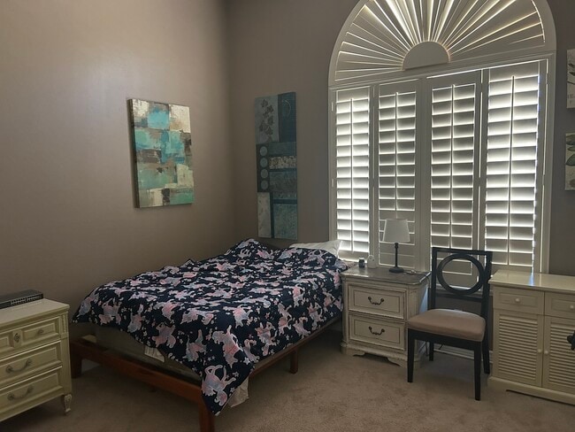 Dormitorio N - Vistas a las montañas - 11511 E Caribbean Ln