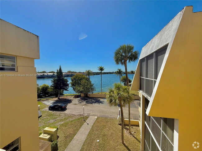 Building Photo - 920 NE 199th St Unit 4J Rental