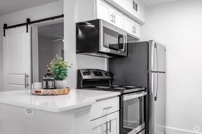 1BR, 1BA - 468SF - Kitchen - Tides on Westcreek