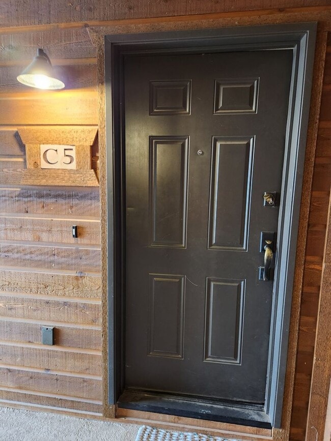 Building Photo - Bison Cove 2 Bed / 2 Bath - upstairs corner Unit C5