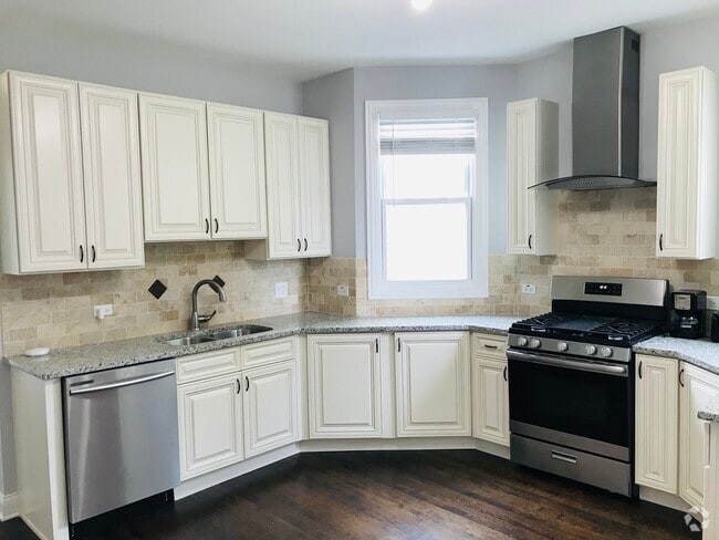 Building Photo - 2824 N Ridgeway Ave Unit 2 Rental