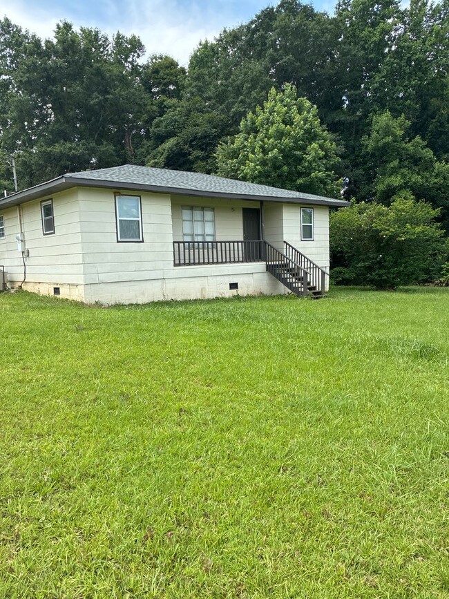 Building Photo - Peaceful Country Living in Sylacauga – Huge Yard & Beautiful Updates!