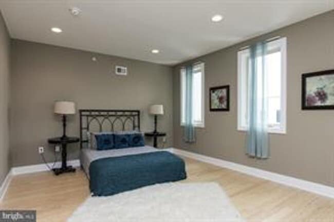 Building Photo - Manayunk Townhome with 2 Car Parking