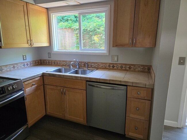 Building Photo - 1045 SW Bertha Blvd Unit 1
