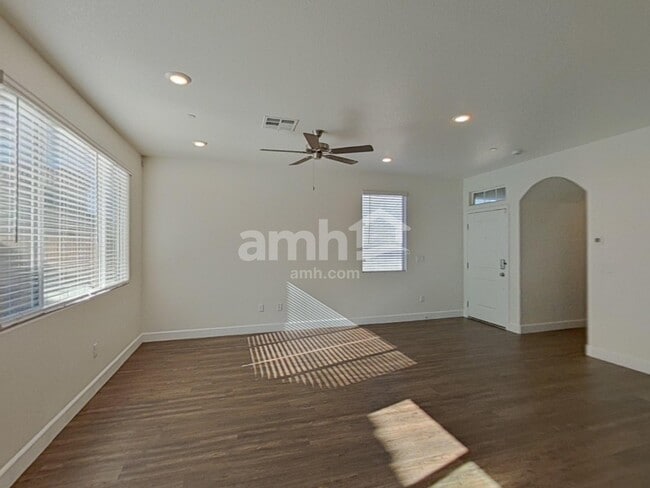 Photo - 696 N Water St