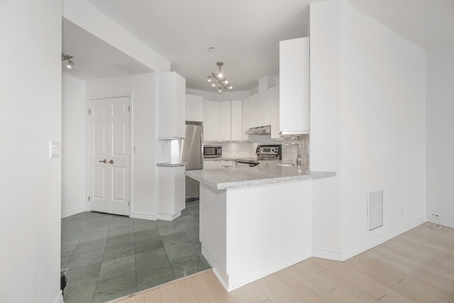 Photo - 980 Yonge St