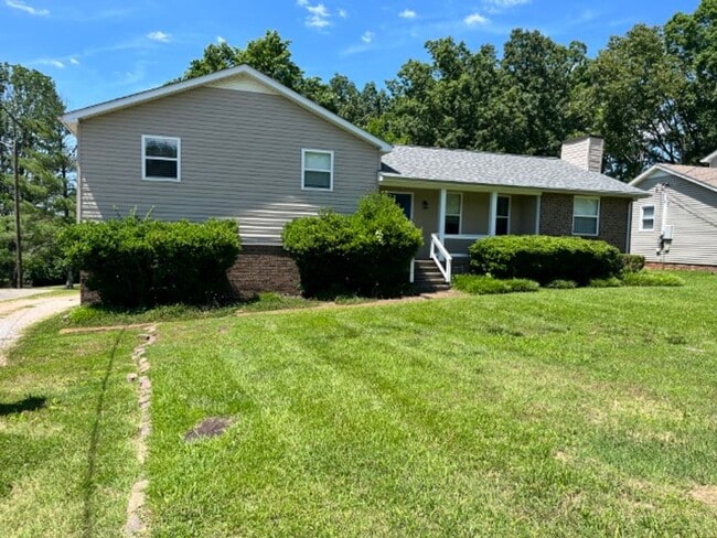 Building Photo - 3 Bedroom, 3 Bath Home, over 1/2 Acre Lot in Hermitage
