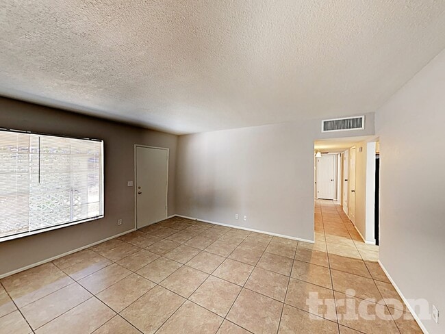 Photo - 667 W Ivanhoe St