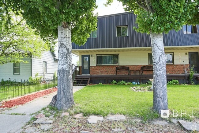 Building Photo - UTILITIES INCLUDED! Large 3 bed/ 1.5 bath ... Rental