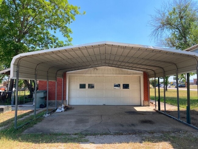 3906 S Clear Creek Rd