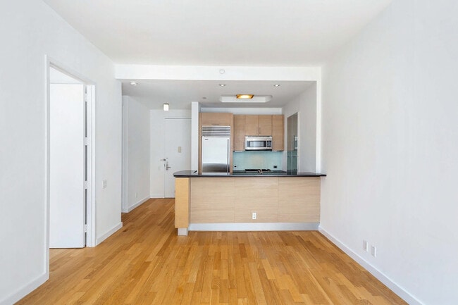 Building Photo - 325 5th Ave