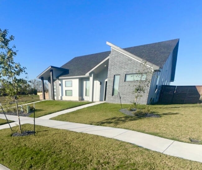 Building Photo - AVAILABLE NOW!