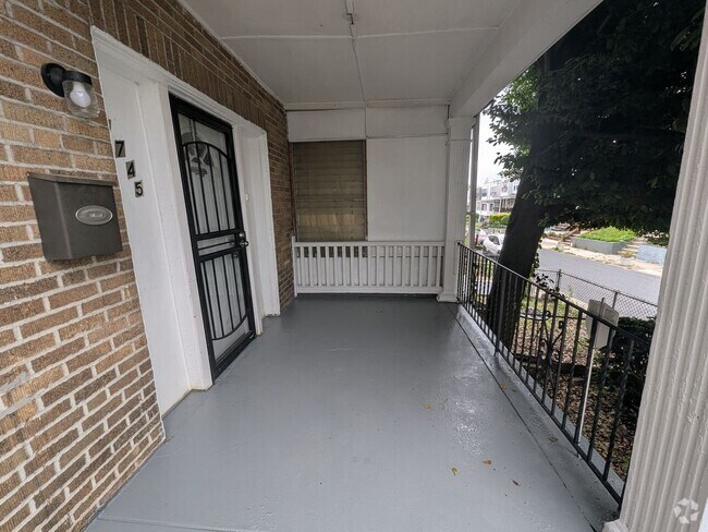 Building Photo - Large Home - Parkside