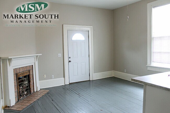 Photo - 308 E Waldburg St Unit Upper