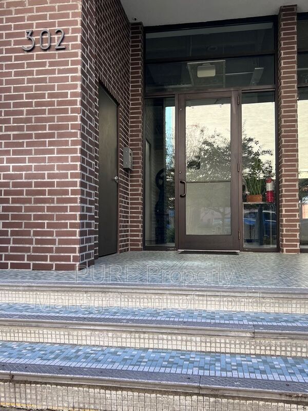 Photo - 302 SE Broadway St