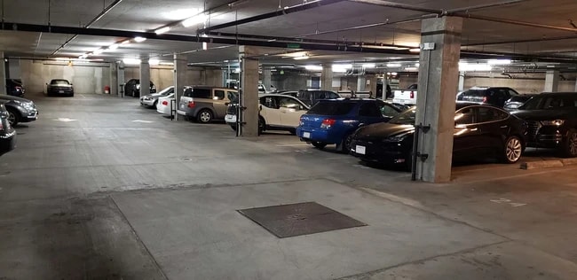 Garaje de Estacionamiento - 835 Locust Ave Unidad 326