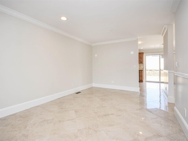 Photo - 24 Sintsink Dr W