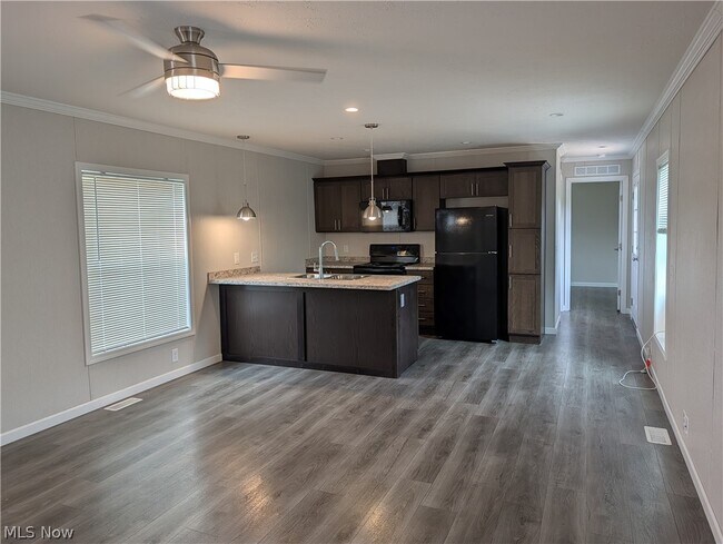 Photo - 230 Edgecliff Cir W