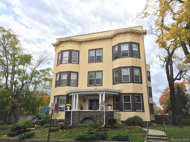 Building Photo - 26 Coligni Ave Unit 1-2