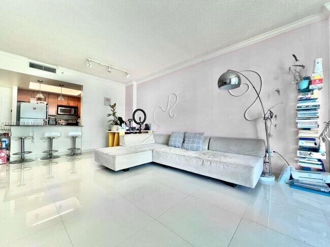 Building Photo - 2000 N Bayshore Dr Unit 906 Rental