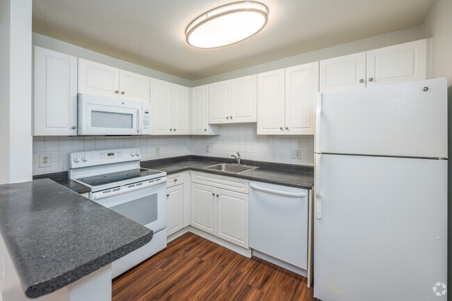 2BR, 1BA - 886SF - Kitchen