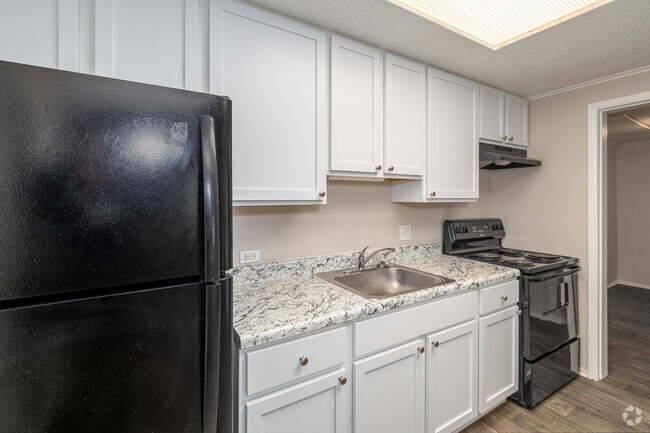 1BR, 1BA - 700SF - Kitchen
